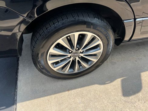 Used 2017 Lincoln Navigator Select image 11