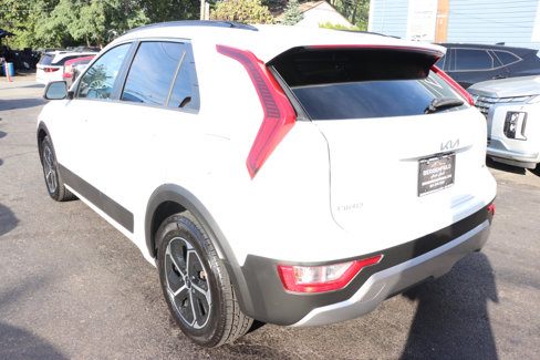 Used 2023 Kia Niro LX image 3