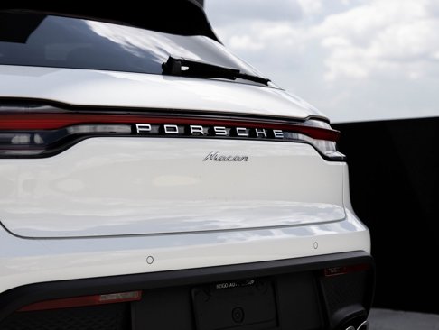 Certified 2024 Porsche Macan image 32