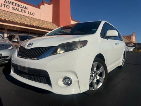 Used 2013 Toyota Sienna SE image 1