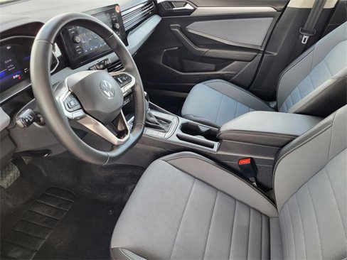 Used 2025 Volkswagen Jetta SE image 9
