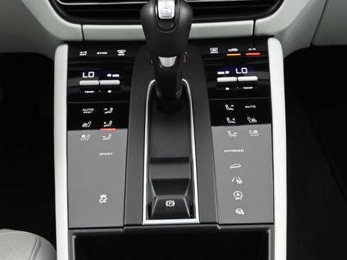 Used 2025 Porsche Macan image 25