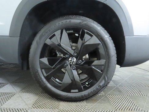 Certified 2025 Volkswagen Taos SE w/ Black Wheel Package image 32