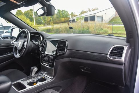 Used 2019 Jeep Grand Cherokee Laredo w/ 18" Wheel & 8.4" Radio Group image 10