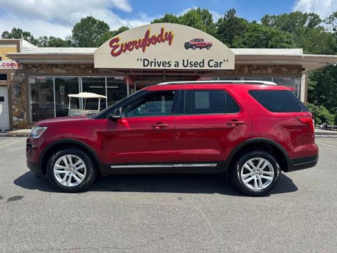 Used 2018 Ford Explorer XLT w/ Equipment Group 202A image 2