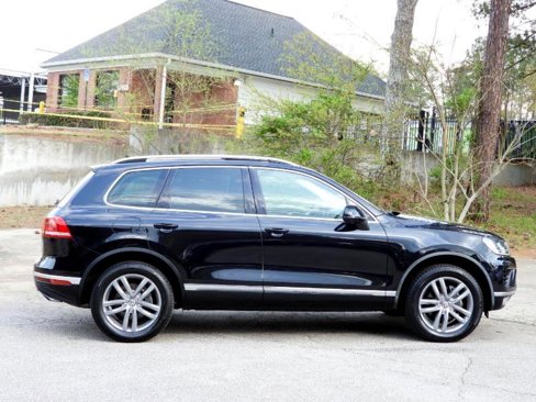 Used 2016 Volkswagen Touareg Sport image 21