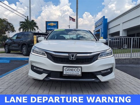 Used 2017 Honda Accord Touring image 3