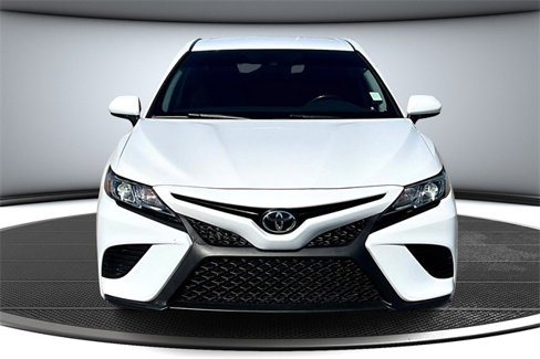Used 2020 Toyota Camry SE image 2