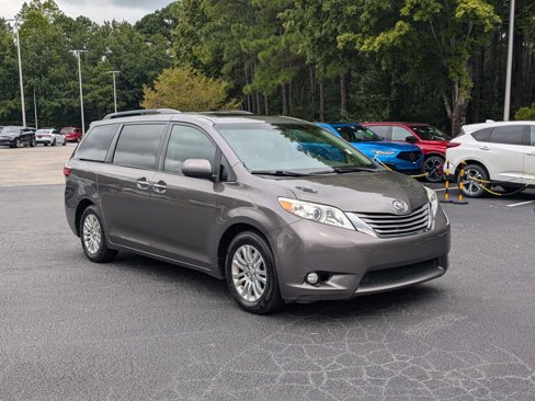 Used 2015 Toyota Sienna XLE Premium image 3