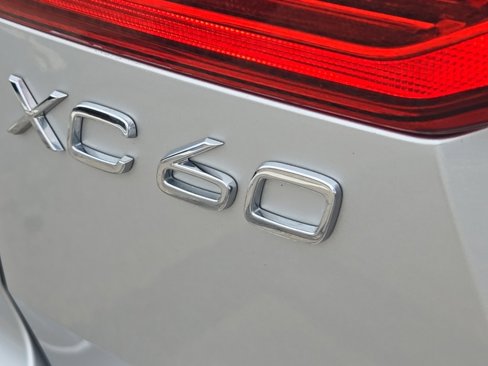 Used 2020 Volvo XC60 T5 Momentum w/ Protection Package Premier image 12