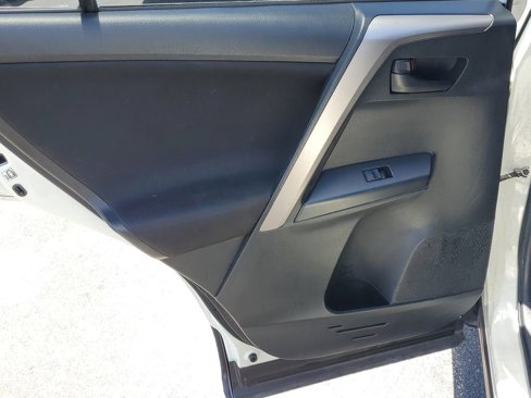 Used 2016 Toyota RAV4 LE image 9