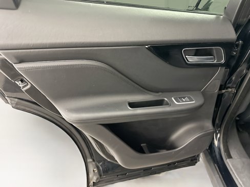 Used 2017 Jaguar F-PACE Premium image 28