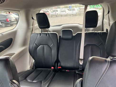 Used 2022 Chrysler Pacifica Touring-L image 6