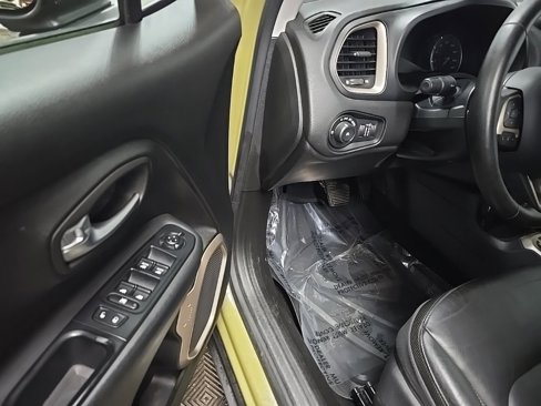 Used 2015 Jeep Renegade Limited image 22