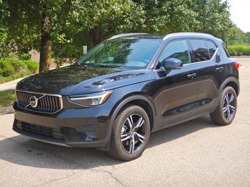 Used 2025 Volvo XC40 B5 Core image 1