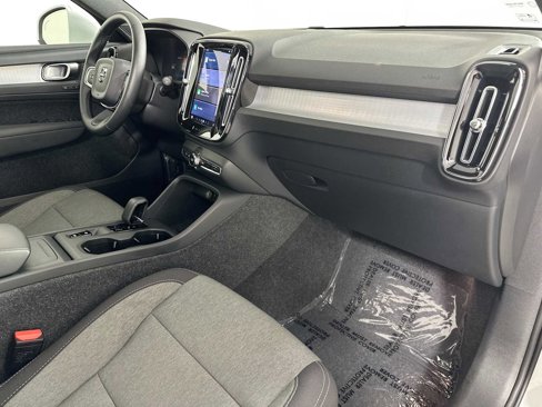 Certified 2025 Volvo XC40 B5 Core image 28