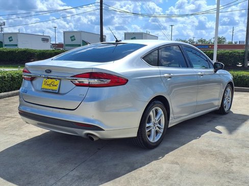Used 2018 Ford Fusion SE w/ Fusion SE Technology Package image 2
