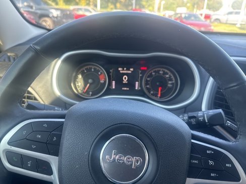Used 2018 Jeep Cherokee Latitude Plus image 10