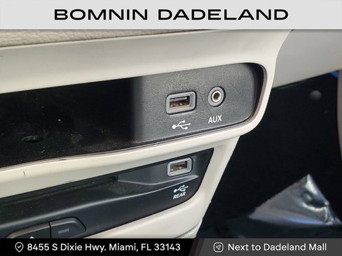 Used 2017 Chrysler Pacifica Limited image 24