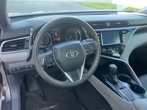 Used 2018 Toyota Camry LE image 18