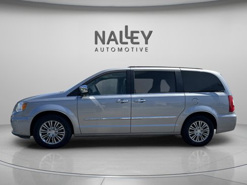 Used 2016 Chrysler Town & Country Touring-L image 2