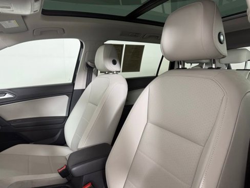 Used 2019 Volkswagen Tiguan SE w/ Panoramic Sunroof Package image 16