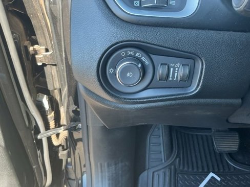 Used 2021 Jeep Renegade Latitude w/ Convenience Group image 18
