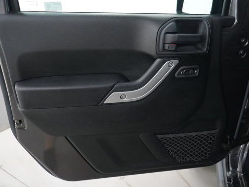 Used 2016 Jeep Wrangler Unlimited Rubicon w/ Connectivity Group image 18