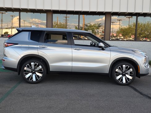 New 2025 Mitsubishi Outlander SE image 5