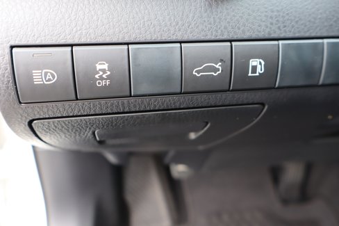 Used 2018 Toyota Camry SE image 18