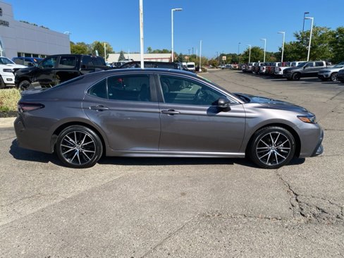Used 2023 Toyota Camry SE image 2
