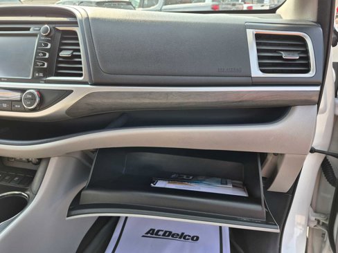 Used 2017 Toyota Highlander Limited Platinum image 31