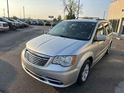 Used 2011 Chrysler Town & Country Touring image 7