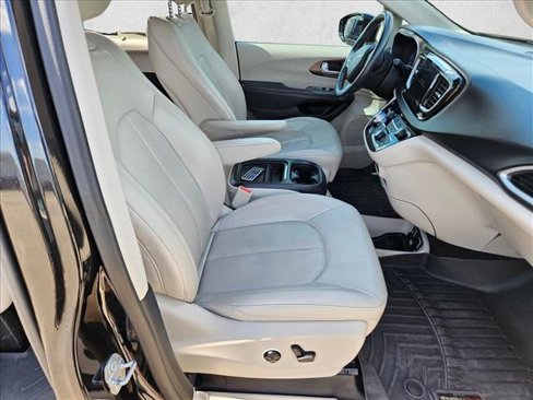 Certified 2018 Chrysler Pacifica Touring-L w/ Premium Audio Group image 17