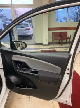 Used 2015 Toyota Yaris L image 9