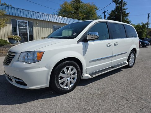 Used 2011 Chrysler Town & Country Touring-L w/ Driver Convenience Group image 2