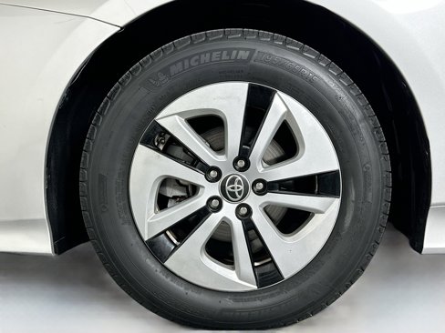 Used 2016 Toyota Prius Four image 11