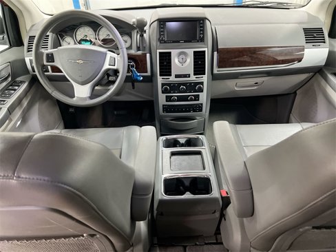 Used 2010 Chrysler Town & Country Touring image 10