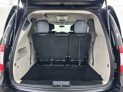 Used 2016 Chrysler Town & Country Touring image 24