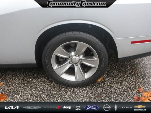 Used 2019 Dodge Challenger SXT image 4