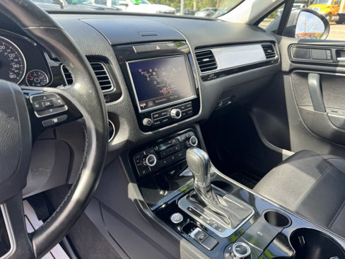 Used 2014 Volkswagen Touareg Sport image 21