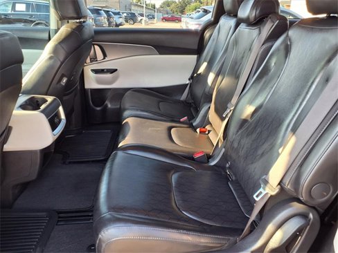 Used 2022 Kia Carnival LX image 7