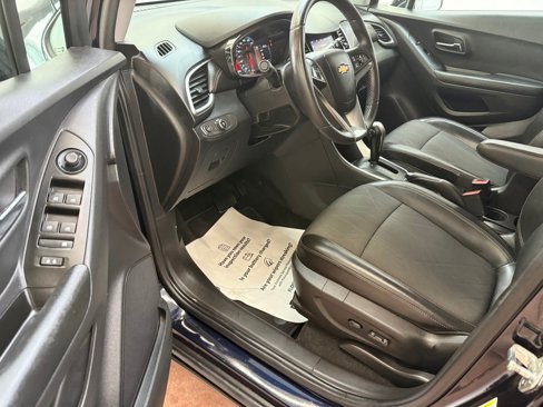 Used 2022 Chevrolet Trax LT w/ LT Convenience Package image 9