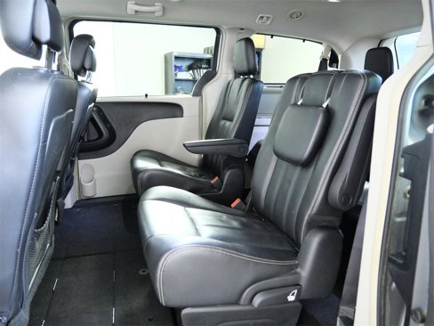 Used 2015 Chrysler Town & Country Touring-L w/ Trailer Tow Group image 14