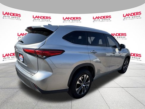 Used 2020 Toyota Highlander XLE image 3