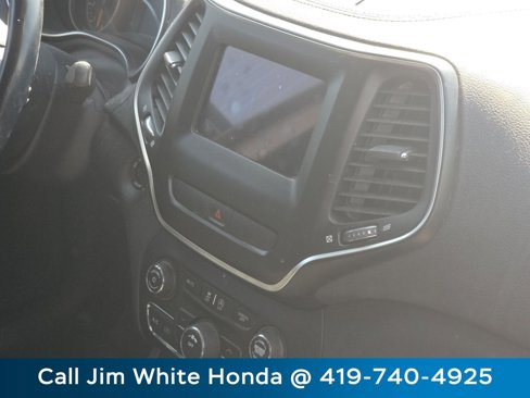 Used 2020 Jeep Cherokee Latitude w/ Cold Weather Group image 18