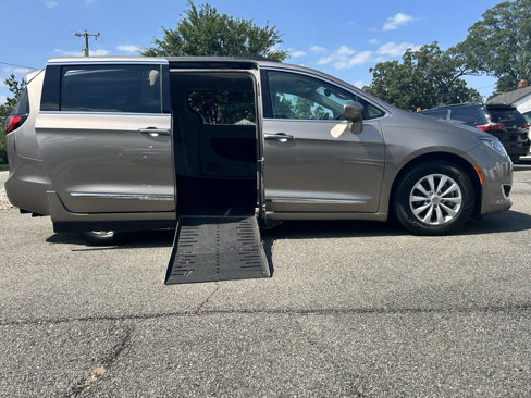 Used 2017 Chrysler Pacifica Touring-L image 2