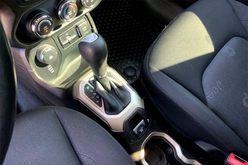 Used 2017 Jeep Renegade Latitude w/ Cold Weather Group image 17