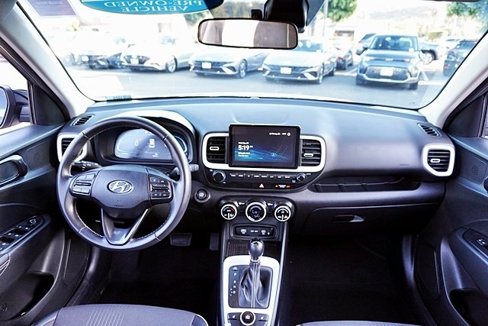 Certified 2024 Hyundai Venue Limited image 18