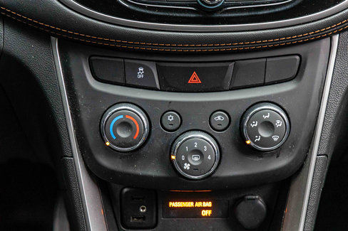 Used 2022 Chevrolet Trax LT w/ LT Convenience Package image 13